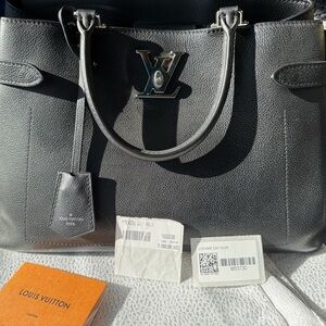 Stunning Louis Vuitton Lockme Day Noir (M53730)
#LouisVuitton #LVLockme #LVNoir